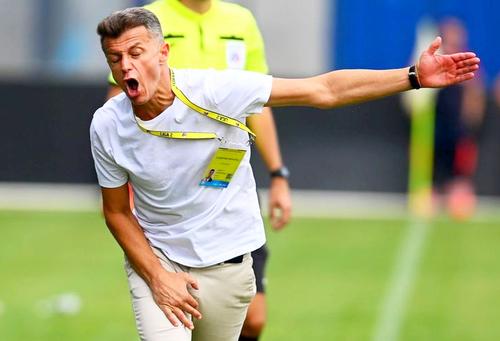 Ovidiu Burcă (42 de ani) a criticat atitudinea elevilor lui de la Dinamo după remiza, 1-1, de la Baia Mare. „Câinii” au irosit desprinderea după ce-au avut 1-0, au fost egalați înainte de pauză și au scăpat ieftin după repriza secundă.