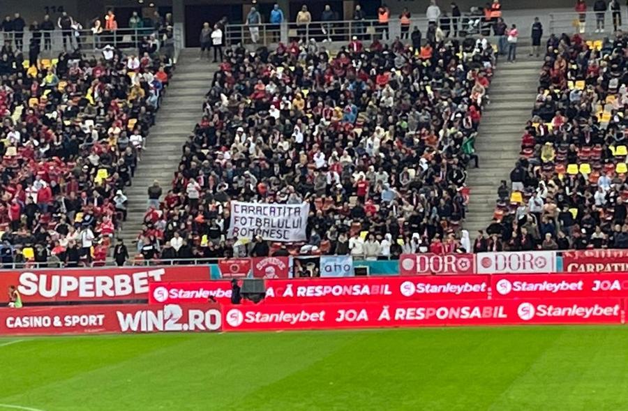Mesajul afișat de suporterii dinamoviști la meciul cu CFR Cluj / Sursă foto: GSP S-a lăsat cu acuzații grele la derby-ul etapei: „Caracatița fotbalului românesc!” » Pe cine viza mesajul