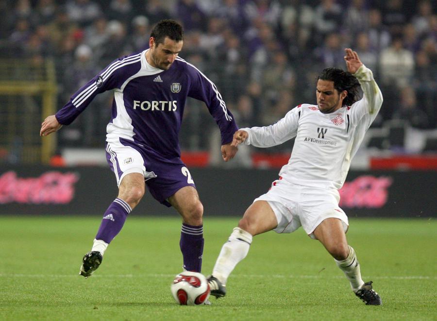 Nicolas Pareja (stânga) și Lior Asulin (dreapta) se luptă pentru minge în timpul meciului dintre Anderlecht și Hapoel Tel Aviv, din grupa G a Cupei Uefa (2007). Foto: Imago Images Unui jucător din liga a treia din Israel i s-a amputat un picior, după ce fusese grav rănit de o grenadă!