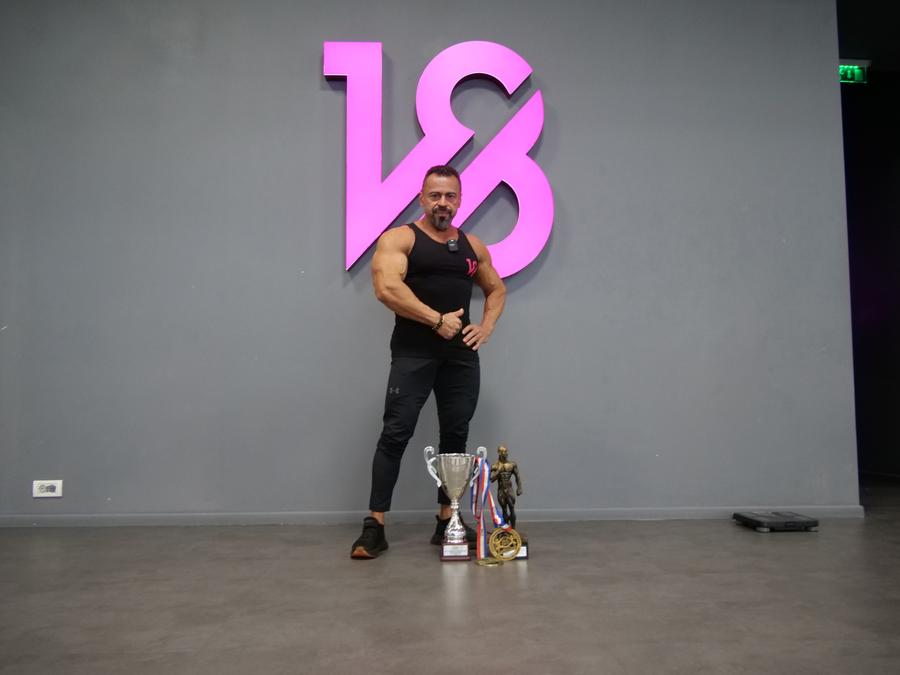 Ionuț Caracudă este antrenor personal la o sală de fitness din Brașov, 18 Gym „Sunt robot” » Viața excentricului Ionuț Caracudă, dublu campion mondial la culturism, balerin în cluburi de noapte și pictor pe vasele de croazieră, spusă de el însuși: „Modelul era clarvăzătoare. Când am vrut să o desenez...”