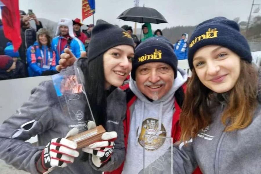 Paul Neagu, alături de Ioana Gheorghe (stânga) și de o altă sportivă Sportul românesc în TEROARE » 10 cazuri extreme din ultimii ani: „A tras capătul frânghiei, învelit într-un cauciuc gros, și m-a pocnit cu ură”