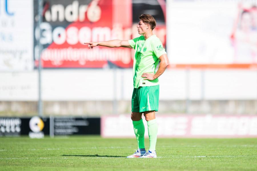 Kevin Behrens este mai multă rezervă în Bundesliga la VfL Wolfsburg / Foto: Imago Derapaj homofob al unui jucător din Bundesliga: „Nu semnez pe tricoul gay de rahat!”. Decizia imediată a clubului