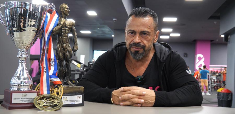 Ionuț Caracudă, alături de o parte din trofeele câștigate în cariera de sportiv „Sunt robot” » Viața excentricului Ionuț Caracudă, dublu campion mondial la culturism, balerin în cluburi de noapte și pictor pe vasele de croazieră, spusă de el însuși: „Modelul era clarvăzătoare. Când am vrut să o desenez...”