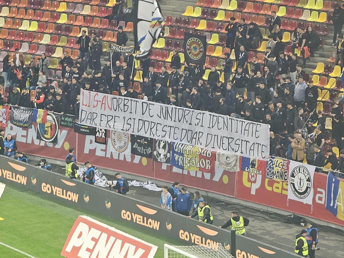 Nu le-au putut opri! Mesaje dure pe Arena Națională: „Nerozii te numesc prietenul meu” /  „«Republica Moldova», o butaforie comunistă”