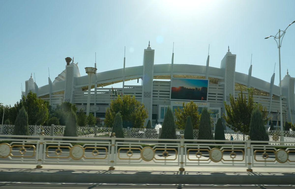 Cunoscuții vloggeri români au ajuns la câțiva pași de stadionul INTERZIS din cel mai misterios oraș al lumii: „Teoretic, trebuia să îl vizităm... nu se poate”