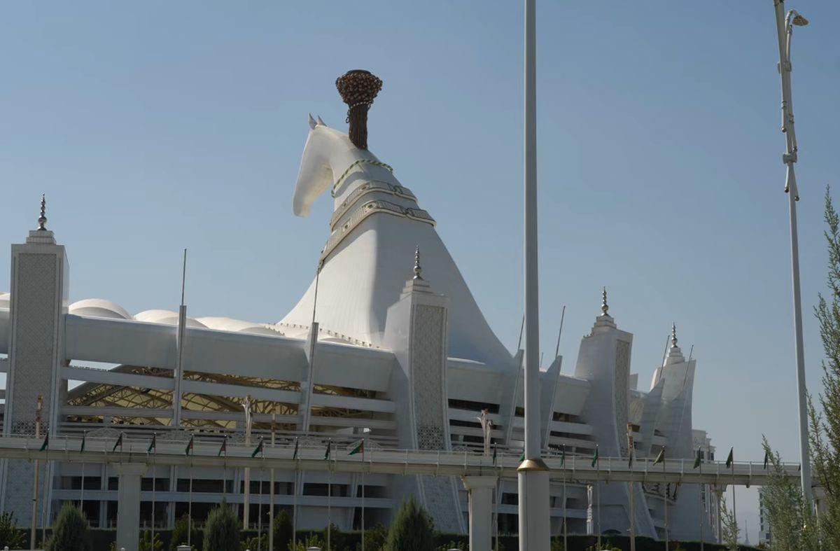Cunoscuții vloggeri români au ajuns la câțiva pași de stadionul INTERZIS din cel mai misterios oraș al lumii: „Teoretic, trebuia să îl vizităm... nu se poate”