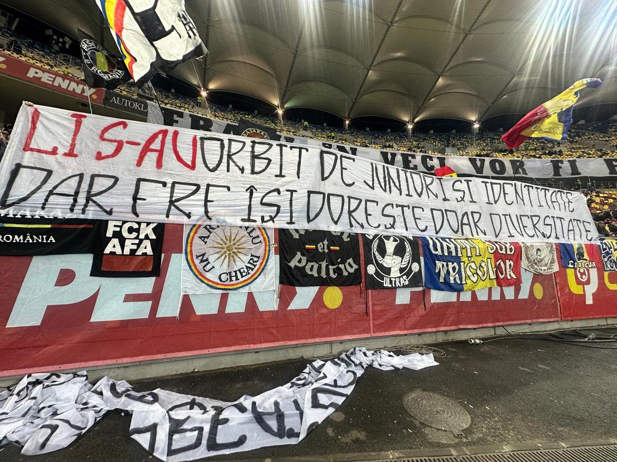 Galeriile s-au războit prin mesaje în Dinamo - Rapid » „Câinii” le-au luat fața giuleștenilor