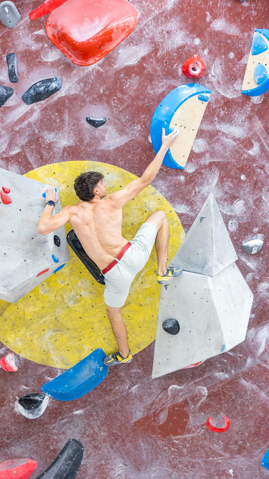 Campionul la escaladă, Darius Râpă, își duce performanțele la următorul nivel cu noul HUAWEI WATCH GT 6 PRO: „modurile de antrenament avansate mă ajută să-mi urmăresc progresul atât în antrenamentele din sală, cât și în aer liber”.