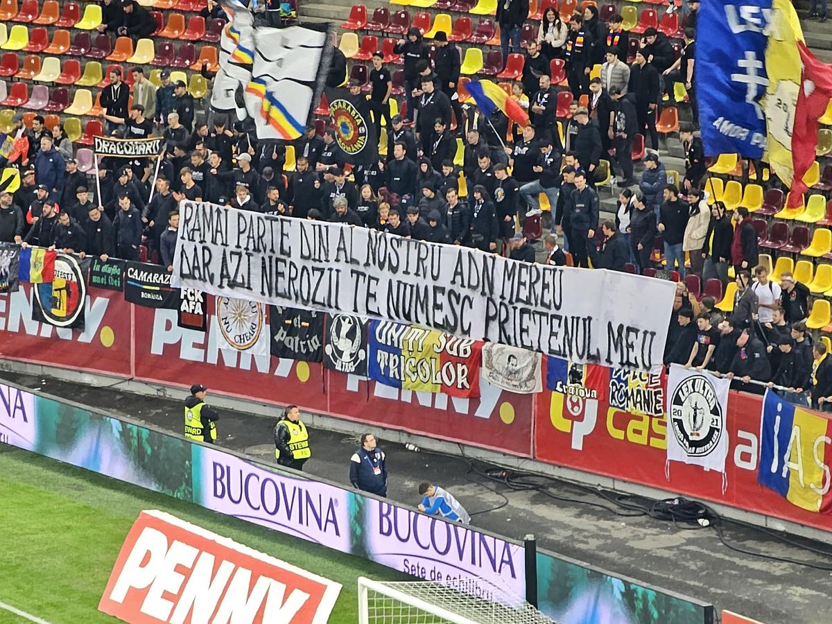 Nu le-au putut opri! Mesaje dure pe Arena Națională: „Nerozii te numesc prietenul meu” /  „«Republica Moldova», o butaforie comunistă”