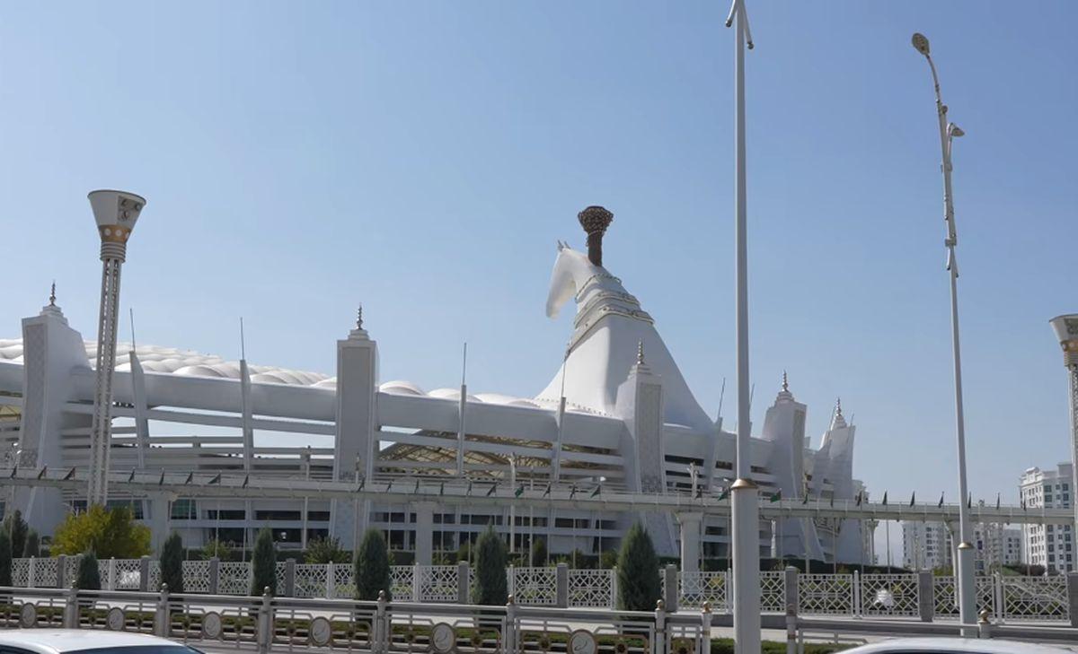 Cunoscuții vloggeri români au ajuns la câțiva pași de stadionul INTERZIS din cel mai misterios oraș al lumii: „Teoretic, trebuia să îl vizităm... nu se poate”