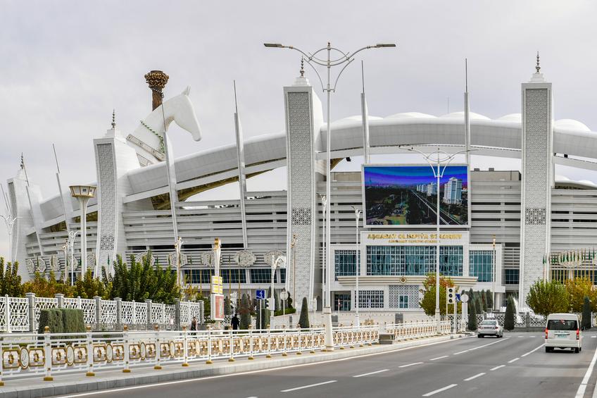 Vlogerii români care s-au apropiat de stadionul din misteriosul oraș Așgabat, capitala Turkmenistanului