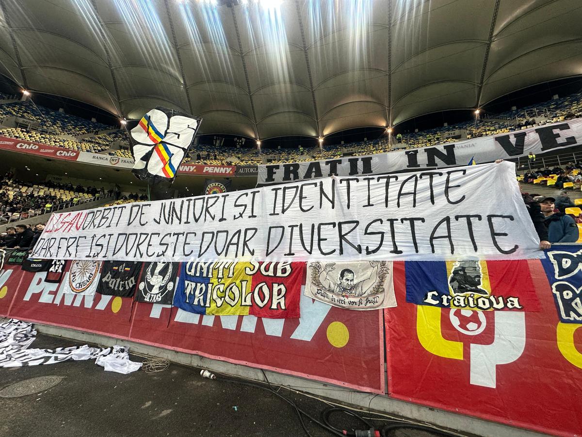 Galeriile s-au războit prin mesaje în Dinamo - Rapid » „Câinii” le-au luat fața giuleștenilor