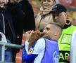 Nu s-a văzut la TV » Jucătorul naționalei României, cu bodyguard-ul pe teren + Bîrligea, „topit”
