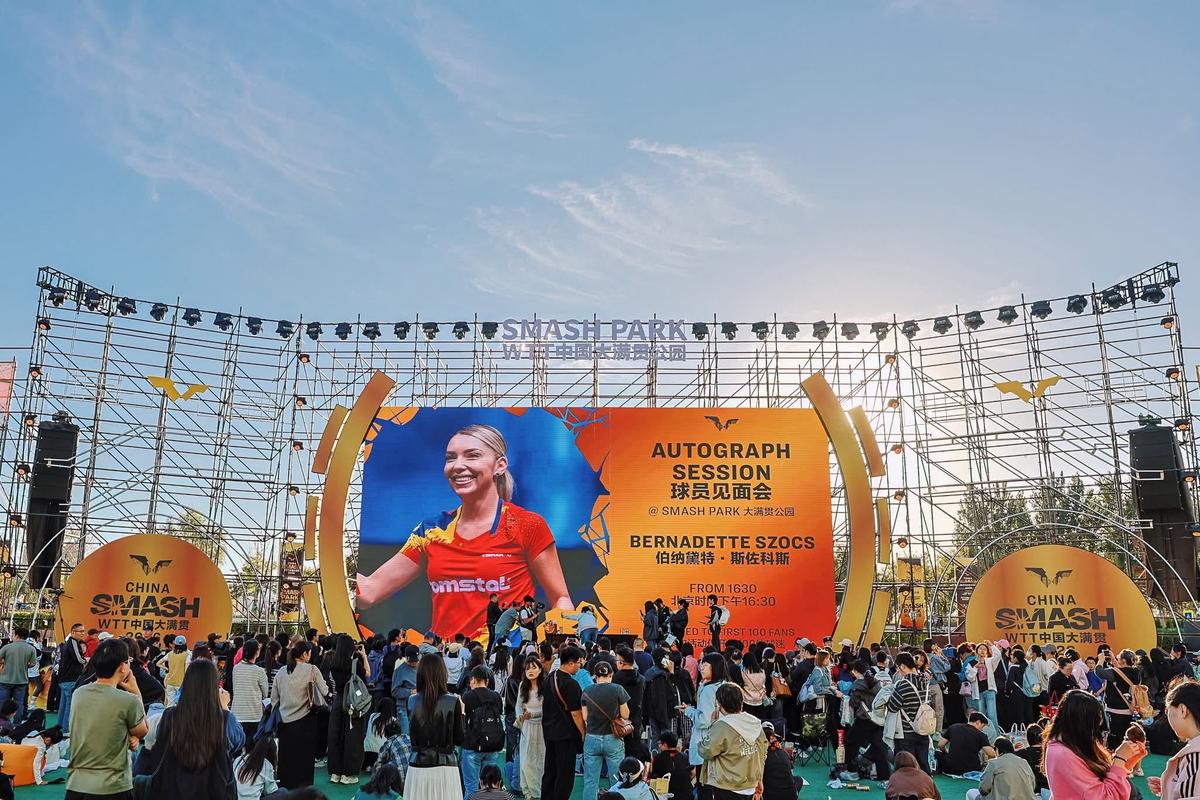 Bernadette Szocs în China