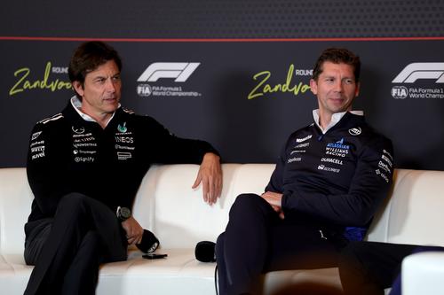James Vowles, în dreapta, cere o revizuire urgentă a regulilor financiare din Formula 1 // FOTO: Guliver/GettyImages