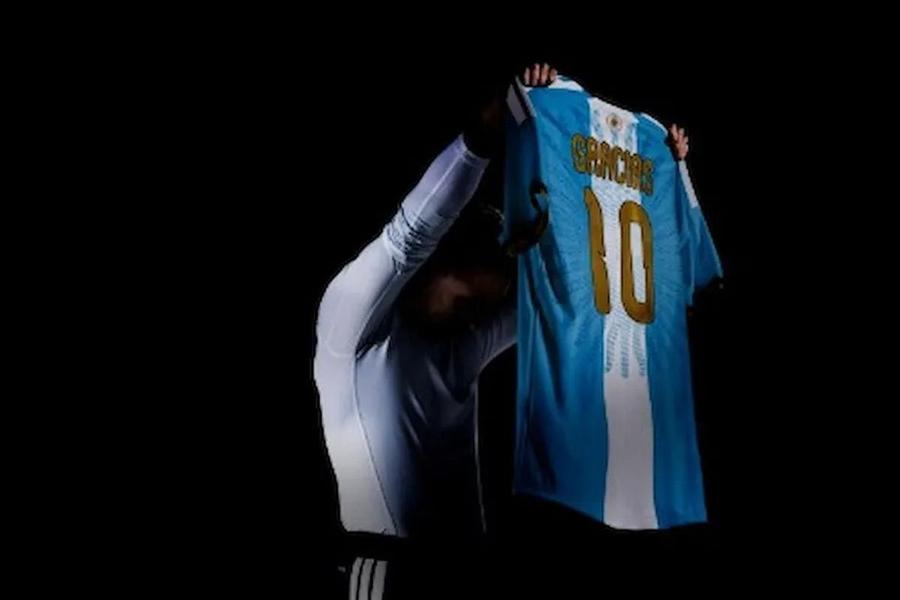 Messi își ia rămas bun cu o nouă versiune a unei fotografii emblematice
