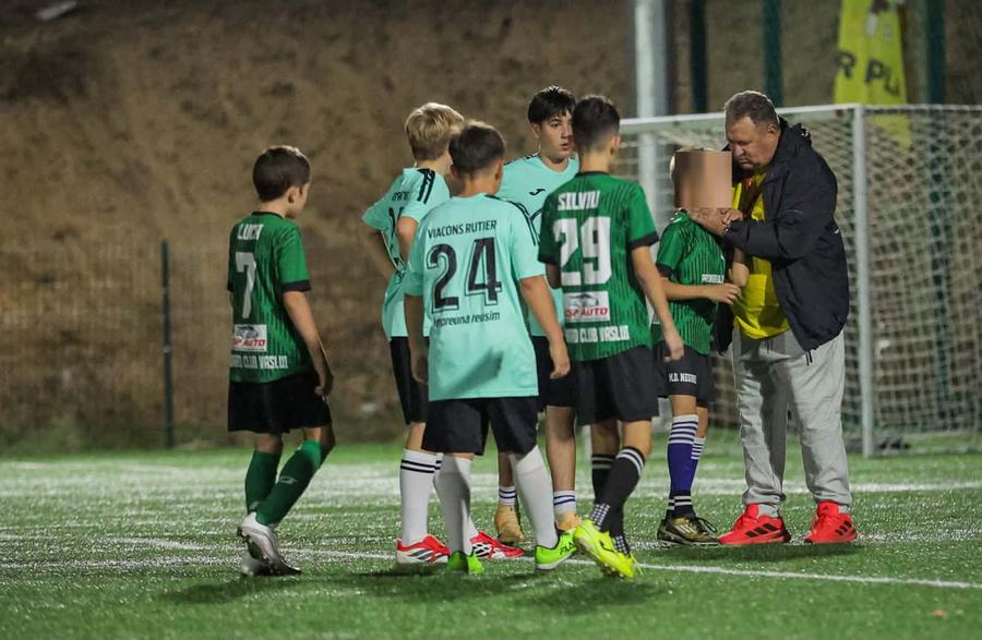 Halucinant! Scene scandaloase la un meci de juniori: antrenorul, fost jucător în Liga 1, l-a strâns de gât pe un copil