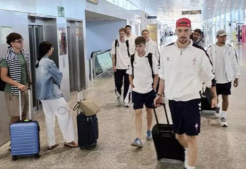 Portarul Ionuț Radu, alături de colegii de la Celta Vigo pe aeroport