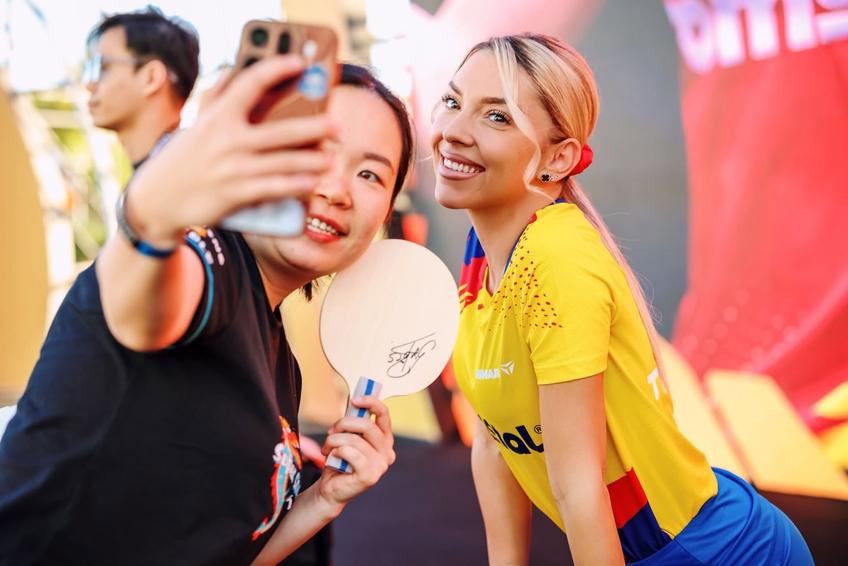 Bernadette Szocs alături de o fană din China