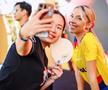 Bernadette Szocs alături de o fană din China