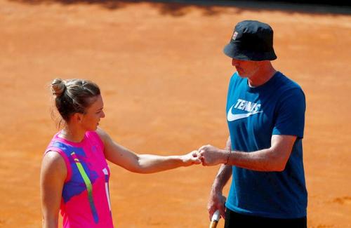 Darren Cahill a fost printre primii care a reacționat la vestea transmisă de Simona Halep. Antrenorul a glumit pe seama reluării pregătirilor în vederea Australian Open 2020. Acesta i-a mai oferit câteva zile de vacanță sportivei din România.