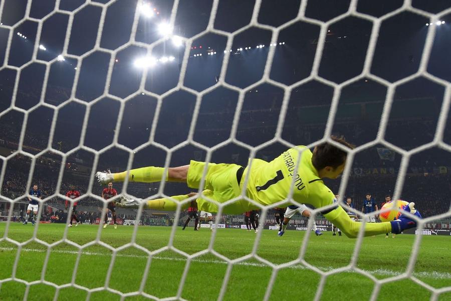 După penalty-ul apărat în derby-ul cu Inter, Tătărușanu s-a trasformat din pensionar în vestiarul Milanului în erou rossonero (foto: Imago) Eroul lor, nu al nostru