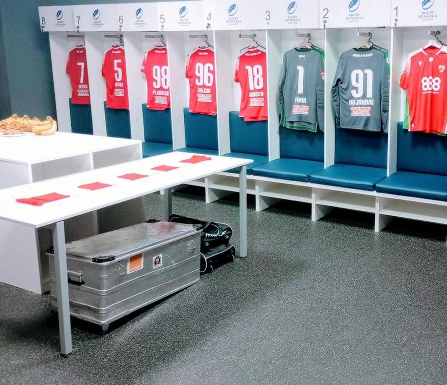 Imagine din vestiarul lui Dinamo, pusă la dispoziție presei Federația Română de Rugby iese la atac, după pagubele create de fanii lui Dinamo pe „Arc”: „Arată deplorabil! Nu s-a întâmplat așa ceva în 20 de ani de rugby, dar publicul nostru e de altă calitate!”