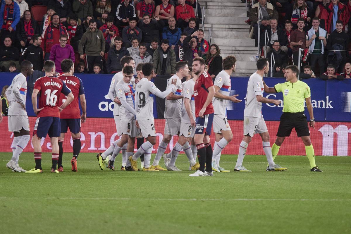 Gerard Pique se apără după ce a fost acuzat că l-a jignit pe arbitru » Ce susține că s-ar fi întâmplat, de fapt, la vestiare