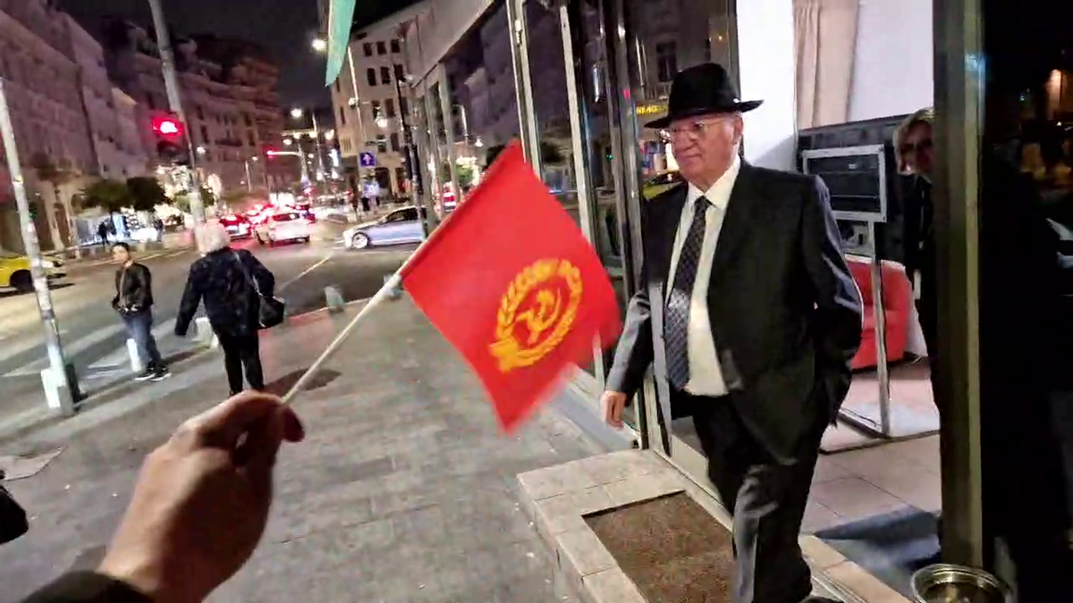 Dumitru Dragomir, conflict violent pe stradă cu protestatarul „Ceaușescu”: „Au dat în mine, nu mai văd cu un ochi!” vs. „M-au înțepat cu șurubelnția, au pus câinele să mă muște”