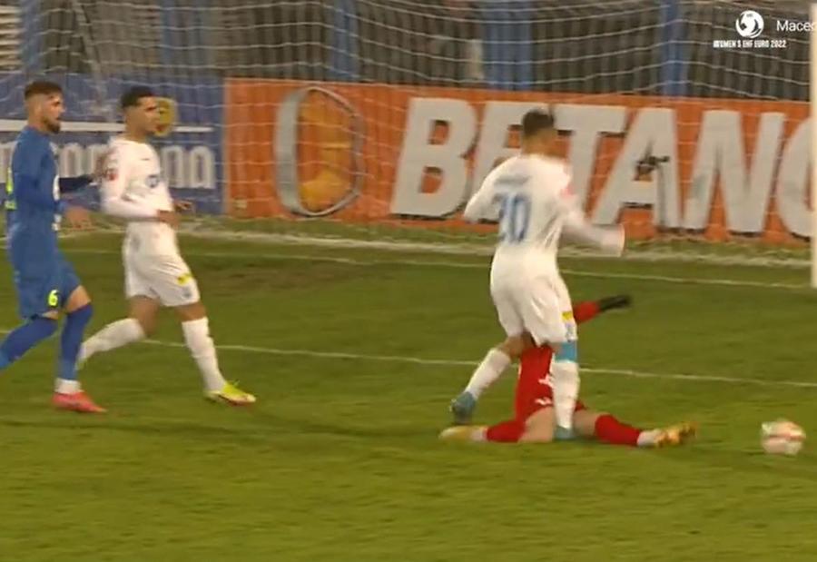 FOTO: Captură TV @Digi Sport 1 Soda caustică » Ocna Mureș, penultimul loc în Liga 3, a încurcat-o pe Craiova lui Rădoi! Duel marcat de grave erori de arbitraj