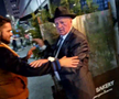 Dumitru Dragomir, conflict violent pe stradă cu protestatarul „Ceaușescu”: „Au dat în mine, nu mai văd cu un ochi!” vs. „M-au înțepat cu șurubelnția, au pus câinele să mă muște”