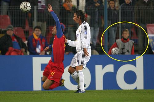 Iulian Roșu, copil de mingi la Steaua - Real Madrid, în 2006 / foto: Arhivă Gazeta Sporturilor