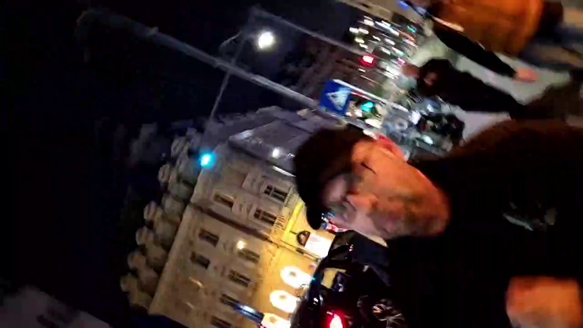 Dumitru Dragomir, conflict violent pe stradă cu protestatarul „Ceaușescu”: „Au dat în mine, nu mai văd cu un ochi!” vs. „M-au înțepat cu șurubelnția, au pus câinele să mă muște”