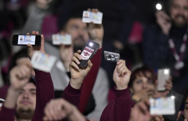 Rapid - Farul a oferit scene fără precedent » Fotbaliștii au refuzat jocul, ultrașii au scos buletinele: „Nu mai pot, tremură carnea pe mine!”