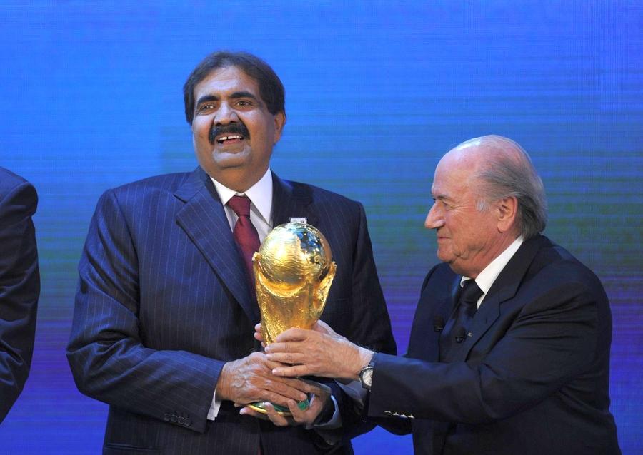 Sepp Blatter și Hamad bin Khalifa Al Thani, șeicul Qatarului în acel moment, în 2010, când a fost anunțată gazda CM 2022 // FOTO: Imago Sepp Blatter acuză înainte de CM 2022: „Voturile influențate de Platini au fost decisive. După 6 luni, avioanele de luptă erau cumpărate de Qatar din Franța”