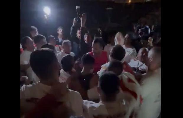 Nu știu să piardă! » Au ratat titlul la ultimul meci și au stins lumina pe stadion ca să le strice bucuria adversarilor! Imaginile zilei