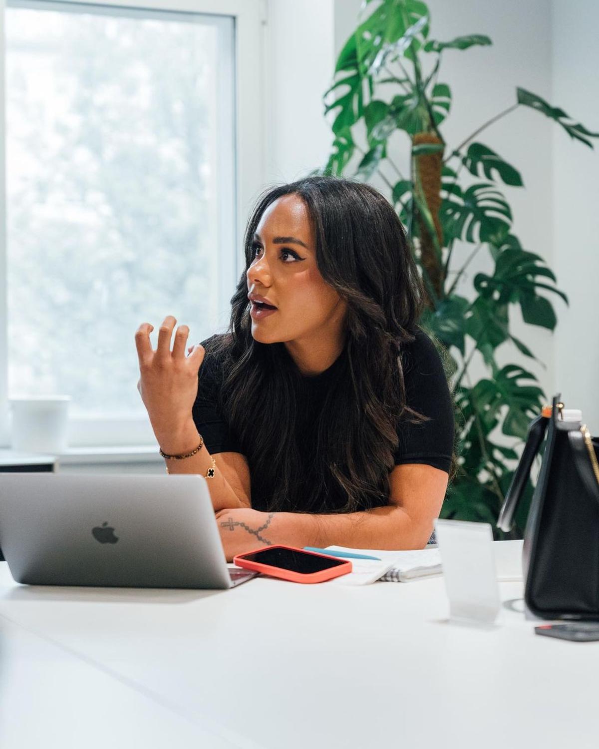 Alex Scott, fostă jucătoare în Premier League, are o relație cu artista Jess Glynne. Foto: Instagram