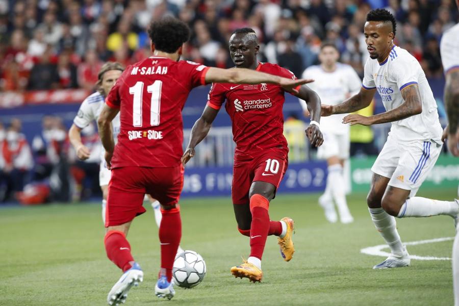 Mohamed Salah și Sadio Mane atacând aceeași minge la Liverpool Foto: Imago Bobby Firmino, „pompier” între furioșii Salah și Mane: „Nu erau cei mai buni prieteni”. Povestea unei ciocniri dure între vedetele lui Liverpool!