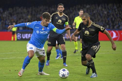 Aissa Laidouni, în duel cu Di Lorenzo, căpitanul lui Napoli/ foto: Imago Images