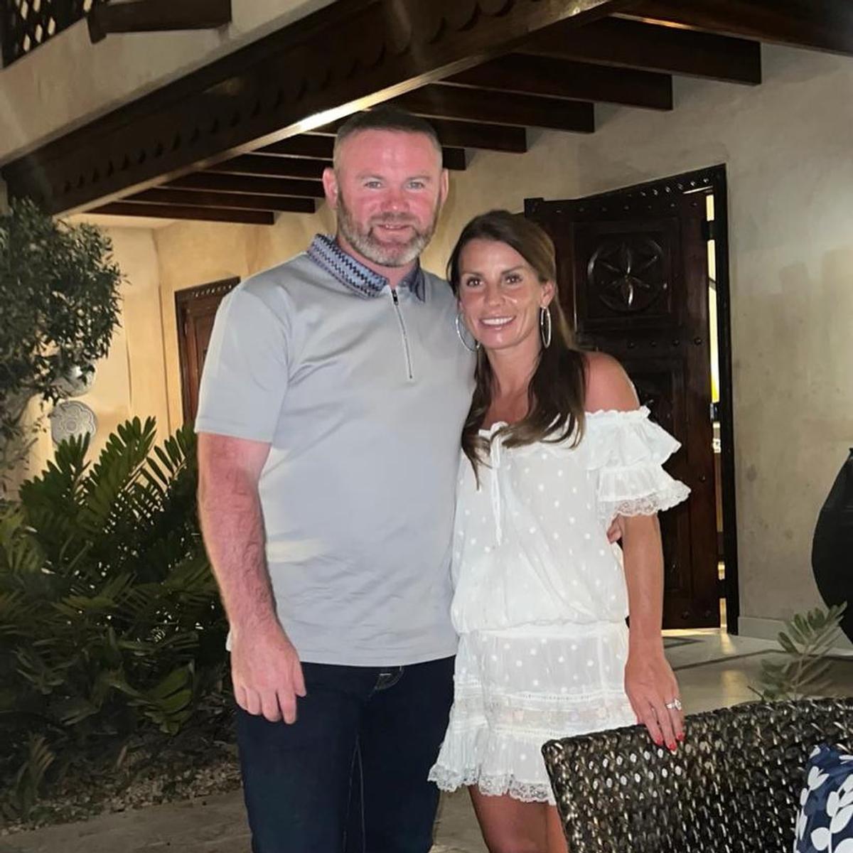 Scandal în Anglia! Rooney s-a dus în camera animatoarelor dintr-un night club, dar a adormit amețit de băutură