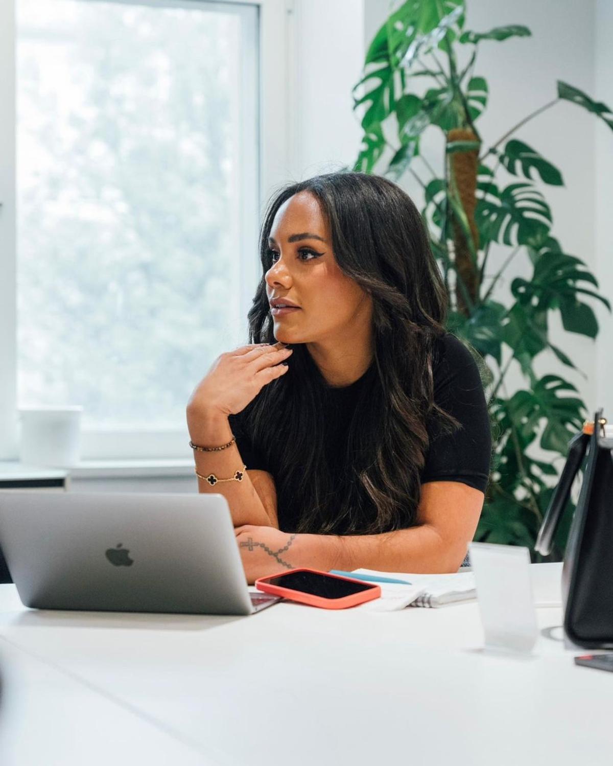 Alex Scott, fostă jucătoare în Premier League, are o relație cu artista Jess Glynne. Foto: Instagram