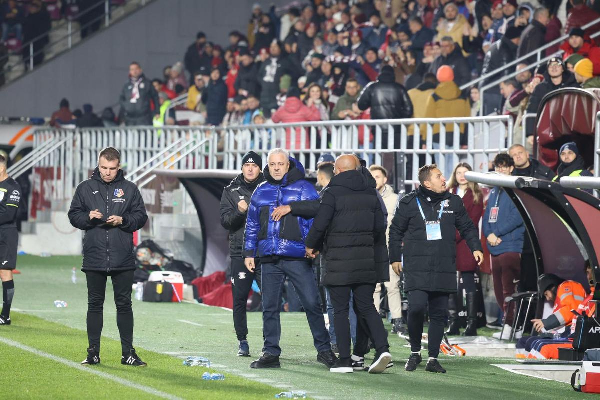 Accesoriul cu care Marius Șumudică a venit la Rapid - UTA: „E un cadou”