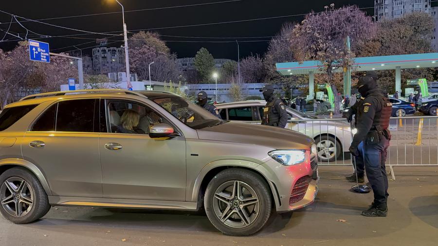 Mașina lui Dan Șucu, verificată atent de forțele de ordine 3 detalii de la Rapid - UTA: control riguros la VIP, torțe din peluză, Șumudică a cerut iar ajutor divin + moment artistic înainte de meci