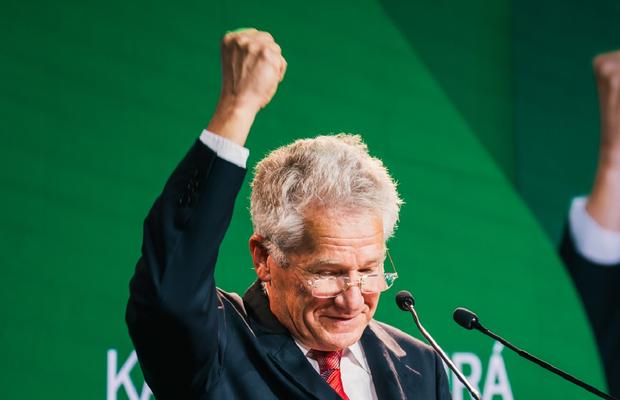 Rămas fără contract, Ladislau Boloni se implică în politică: „Îi urăm bun venit!” » Discurs euforic pe scenă: „E căpitanul, e mai bun decât Iohannis!”