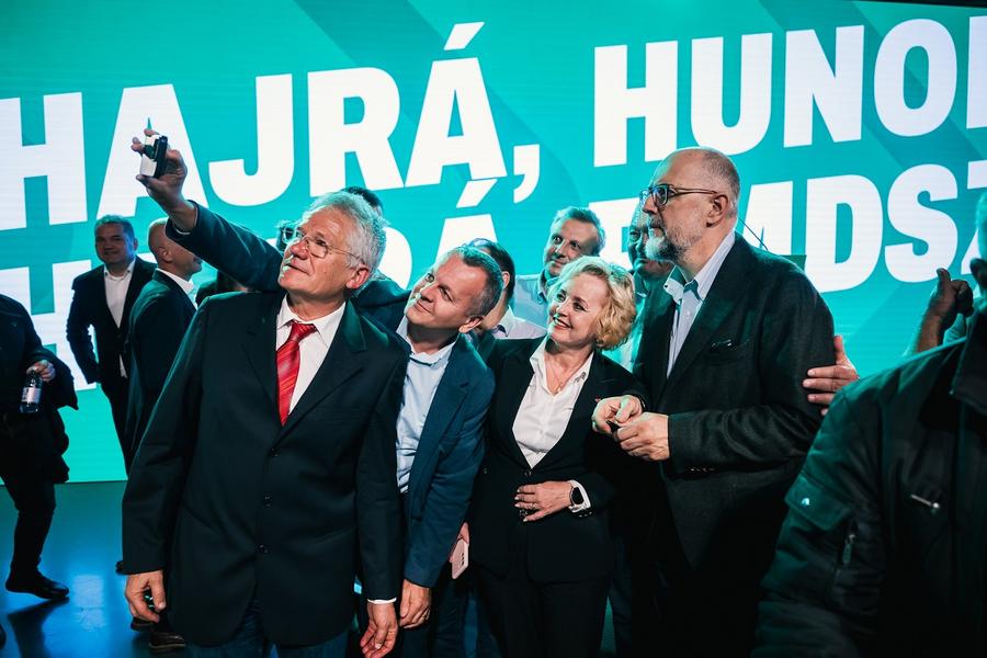 Ladislau Boloni, alături de candidații UDMR la alegerile parlamentare și prezidențiale. În dreapta, Kelemen Hunor. Foto: RMDSZ Facebook Rămas fără contract, Ladislau Boloni se implică în politică: „Îi urăm bun venit!” » Discurs euforic pe scenă: „E căpitanul, e mai bun decât Iohannis!”