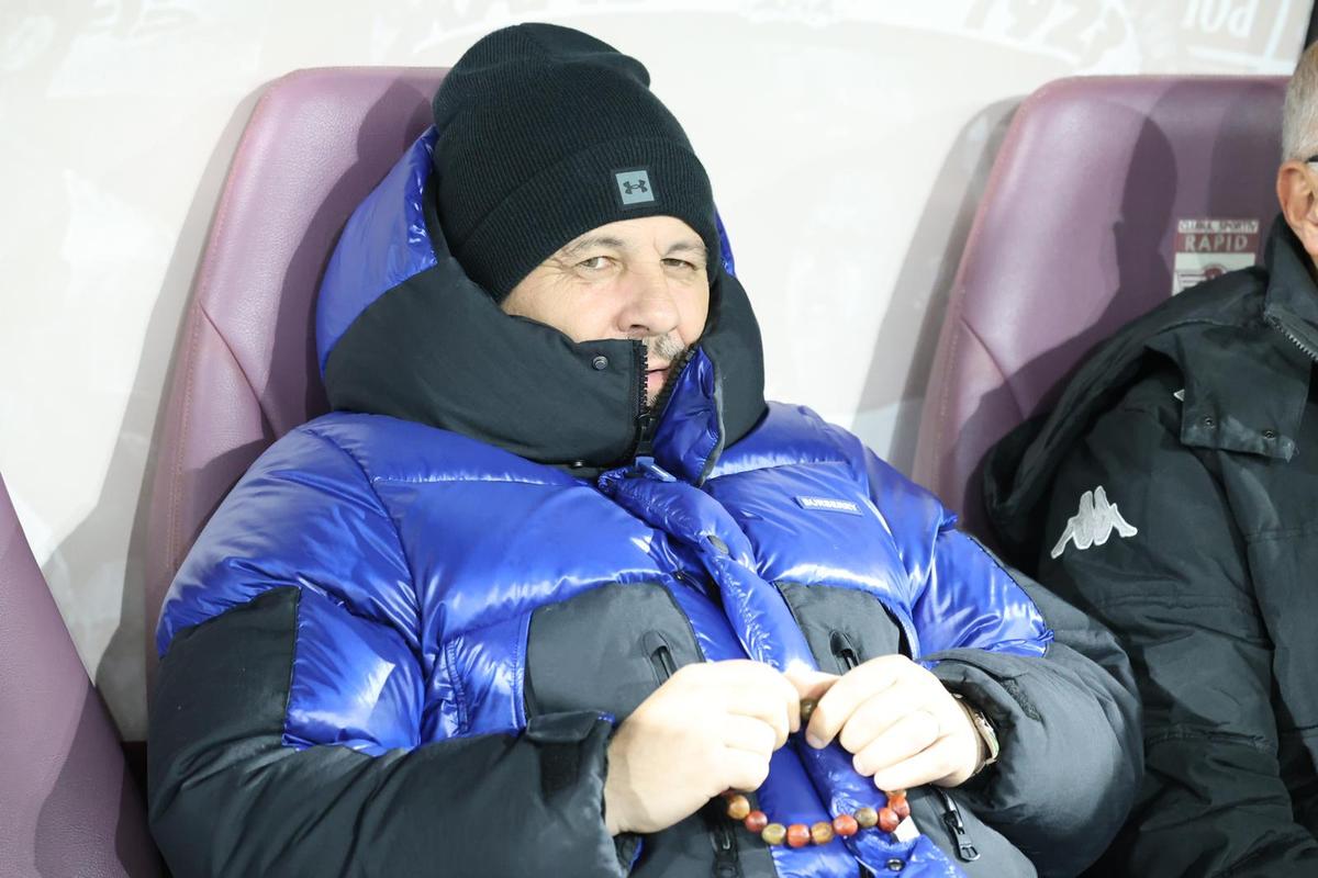 Accesoriul cu care Marius Șumudică a venit la Rapid - UTA: „E un cadou”