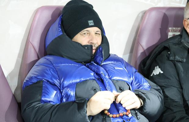 3 detalii de la Rapid - UTA: control riguros la VIP, torțe din peluză, Șumudică a cerut iar ajutor divin + moment artistic înainte de meci