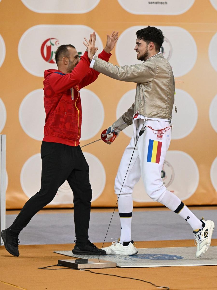 Radu Nițu (dreapta), alături de antrenorul de la lot, Tiberiu Dolniceanu Foto: Facebook FIE „Nașul” italienilor! » Sabrerul Radu Nițu, medalie de argint în etapa de Cupă Mondială din Algeria