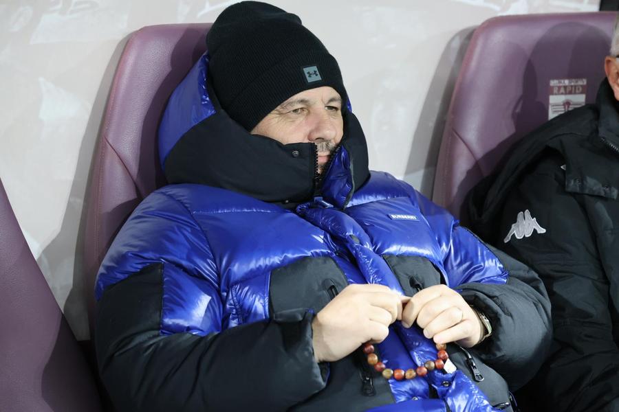 Marius Șumudică // FOTO: Ionuț Iordache (GSP) 3 detalii de la Rapid - UTA: control riguros la VIP, torțe din peluză, Șumudică a cerut iar ajutor divin + moment artistic înainte de meci