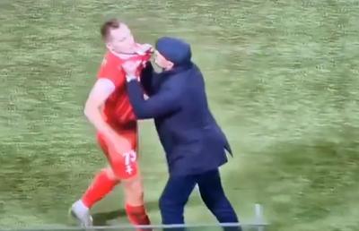 Gesturi sălbatice! » Fostul antrenor al lui Bellingham a sărit la propriul jucător, în timpul meciului. Incredibil ce făcuse și atacantul înainte!